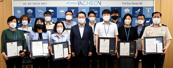 ▲ 유정복 인천광역시장이 ‘2021년 자율적 내부통제 및 청렴 마일리지 표창 수여식’ 에서 표창을 수여하고 있다.