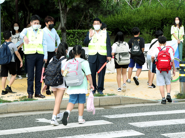▲ 영종초등학교 교통안전 캠페인 전개 모습.