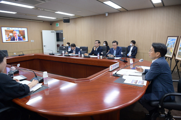 ▲ 론 니렌버그 미국 샌안토니오 시장과 화상회의하는 강기정 시장.