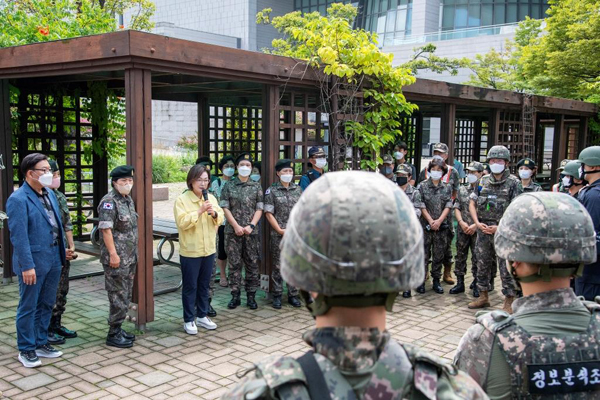 ▲ 23일 박희영 용산구청장이 국립중앙박물관에서 테러대비 실제훈련 후 참가자를 격려하고 있다.