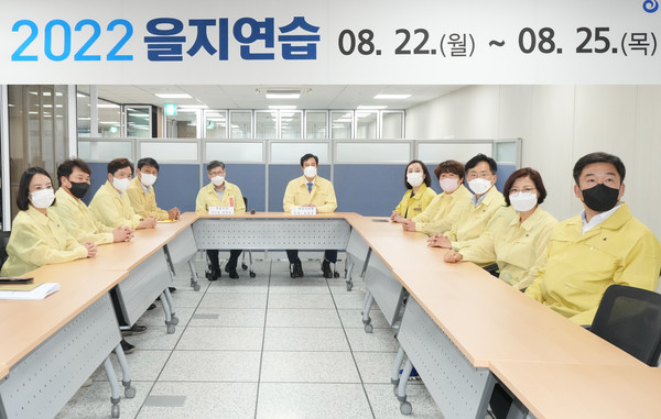 ▲ 하남시의회, '2022 을지연습' 전시종합상황실 방문·격려 모습.