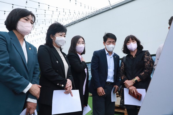 ▲ 화성시의회 기획행정위원회 이은진 위원장과 박진섭 부위원장 및 소속 위원인 김영수, 김종복, 배현경, 오문섭 의원은 지난 22일 봉담읍에 있는 마을자치센터 방문에 이어 24일인 오늘 화성시자원봉사센터와 사회적경제지원센터를 방문했다.