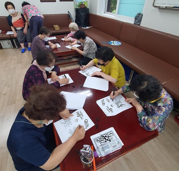 ▲ 경로당 치매예방 프로그램 ‘경로당 기억놀이터’ 운영 모습.