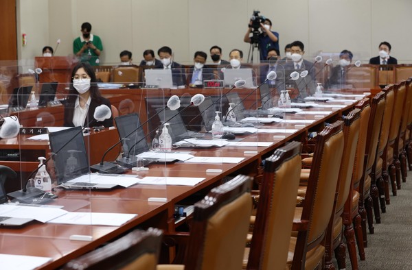 ▲ 야당 의원들 불참한 기획재정위 전체회의. /뉴시스