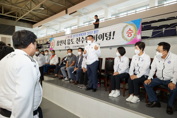 ▲ 경기도종합체육대회 선수단 응원 나선 용인시의회 의원들.