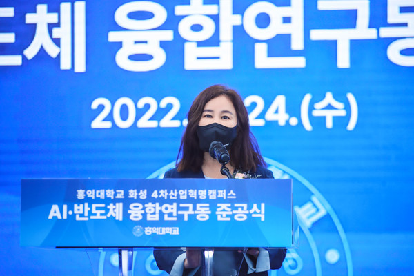 ▲ 화성시의회 김경희 의장 축사 전달 모습.
