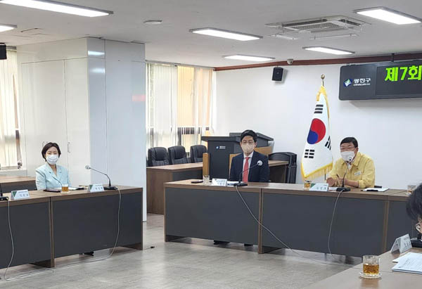 ▲ 간담회 가지는 박성연 의원(왼쪽).