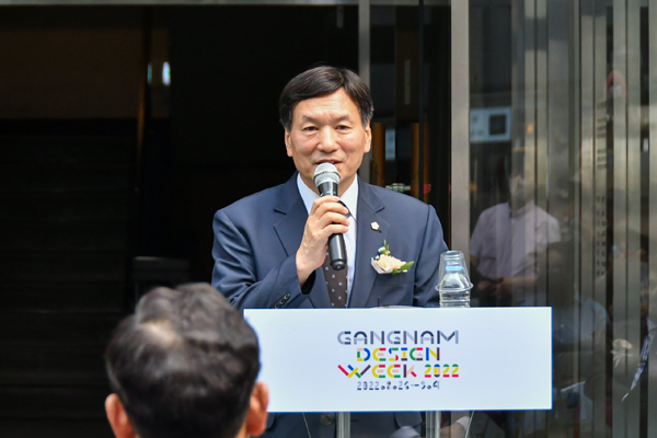 ▲ 개막식에서 강남구의회 전인수 부의장이 축사를 하고 있다.