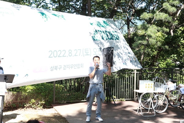 ▲ 행사 진행 및 경품추첨 행사 등을 진행하고 있는 이승로 성북구청장.