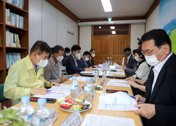 ▲ 가축전염병 차단방역 대책에 대해 논의하는 강종만 영광군수.
