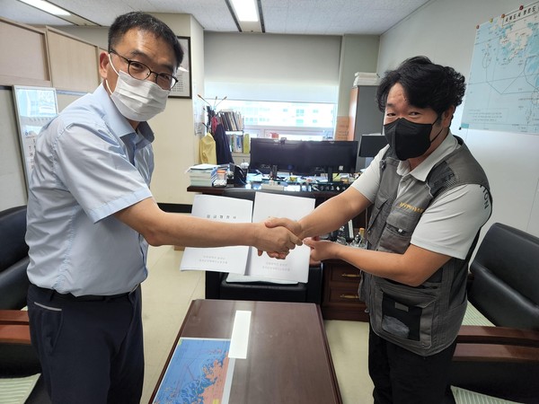 ▲ 옹진군 경제교통과장(임상훈)과 옹진군 공영버스 노동조합위원장(이종성)이 악수하고 있다.