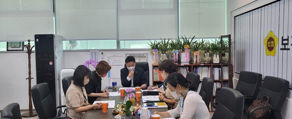 ▲ 경기도의회 최종현 위원장 치매예방 시범사업 보고 받는 모습.