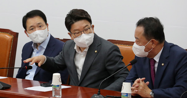 ▲ 국민의힘 비대위회의 참석자들과 대화 나누는 권성동 원내대표. /뉴시스