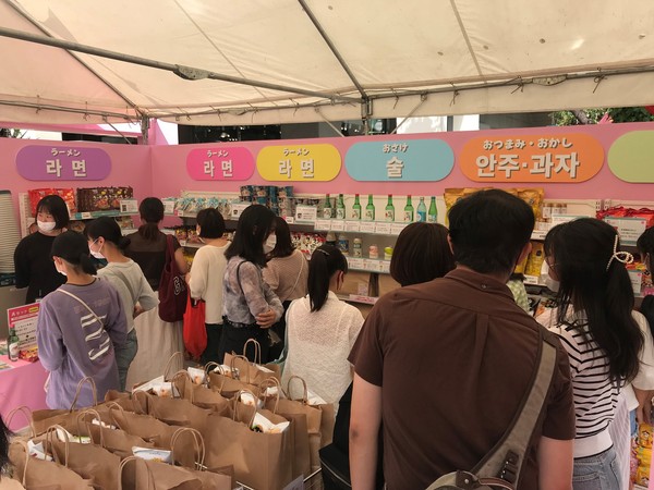 ▲ 농림축산식품부(장관 정황근)와 한국농수산식품유통공사(사장 김춘진)는 한국 면류와 주류에 관심이 높은 일본 MZ세대를 겨냥해 지난 27일부터 이틀간 오사카 번화가에서 K-Food 소비자 체험 홍보관을 운영했다.