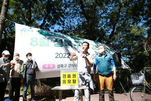 ▲ 코로나로 인해 중단되었다가 3년여 만에 다시 열린 성북구민 걷기대회에서 이승로 성북구청장(중앙)이 주민들과 경품추첨을 하고 있다.