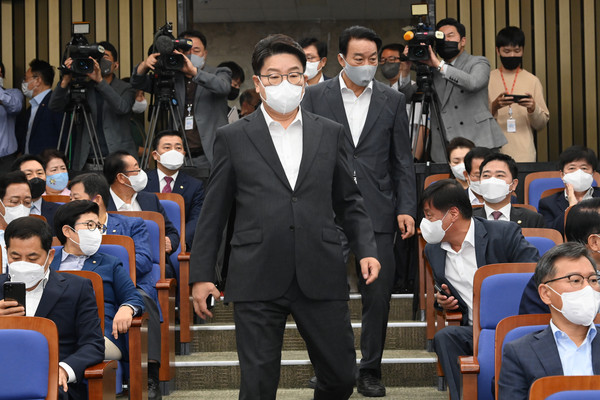 ▲ 의원총회장 들어오는 권성동 원내대표. /뉴시스