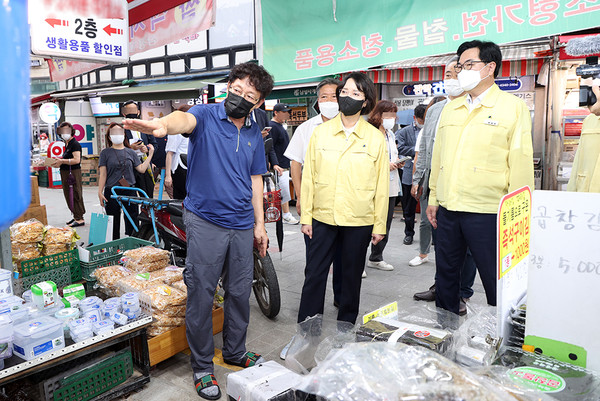 ▲ 박일하 동작구청장(오른쪽)과 이영 중소벤처기업부장관이 지난달 19일 오후 남성사계시장 수해현장을 찾아 침수 피해를 입은 상인들의 애로사항을 청취하고 있다.