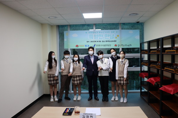▲ 중구청소년수련관 청소년기자단, 김정헌 구청장 인터뷰 진행 모습.