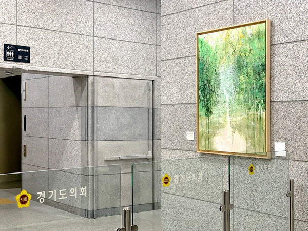 ▲ 경기도의회 1층 출입구, 박소현作.