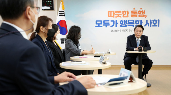▲ 윤석열 대통령이 종로구 창신2동 주민센터에서 열린 위기가구 발굴 체계 강화를 위한 현장 간담회에서 발언하고 있다. /뉴시스