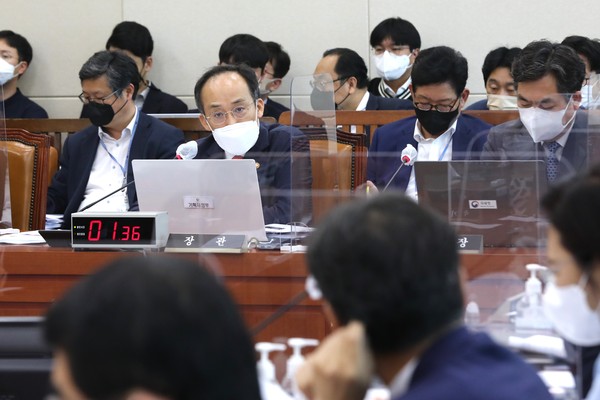 ▲ 국회 기재위 전체회의 출석한 추경호 경제부총리 겸 기획재정부 장관. /뉴시스