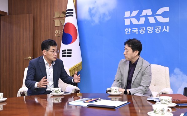 ▲ 윤형중 한국공항공사 사장과 공항소음 해결 대책을 논의중인 이기재 양천구청장.