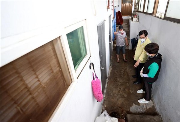 ▲ 박일하 동작구청장이 집중호우로 피해를 본 서울 동작구 반지하 주택을 방문해 주민 애로사항을 청취하고 하수구 물 빠짐에 관해 설명을 하고 있다.