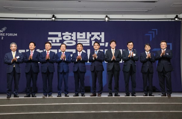 ▲ 주낙영 경주시장(왼쪽8번째) 경주에서 열린 '2022 영남미래포럼'에 영남권 5개 단체장과 기념촬영을 하고 있다.