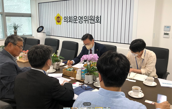▲ 정담회 진행하는 김정영 의원.