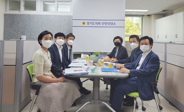 ▲ 문형근 의원, 김성수의원, 이채명의원 경기신용보증재단 안양지점관계자들과의 정담회.