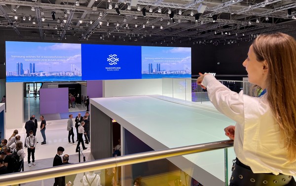 ▲ 삼성전자 IFA 전시장 입구의 대형 LED 스크린에서 부산엑스포 홍보 영상이 상영되는 모습.