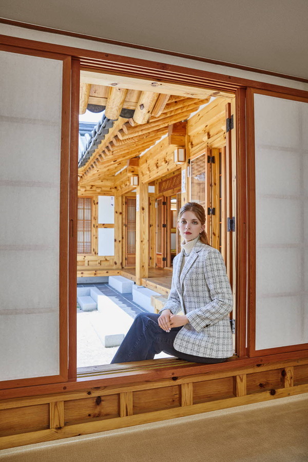 ▲ 성북구 지역기반 패션봉제 공동브랜드에서 올 가을과 겨울을 맞아 ‘뉴트로’를 주제로 선보인 기획상품이다.