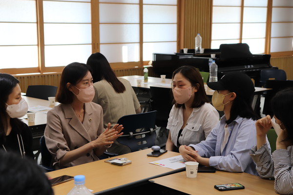 ▲ 청년들과 대화하고 있는 김혜지(국민의힘, 강동1) 의원.