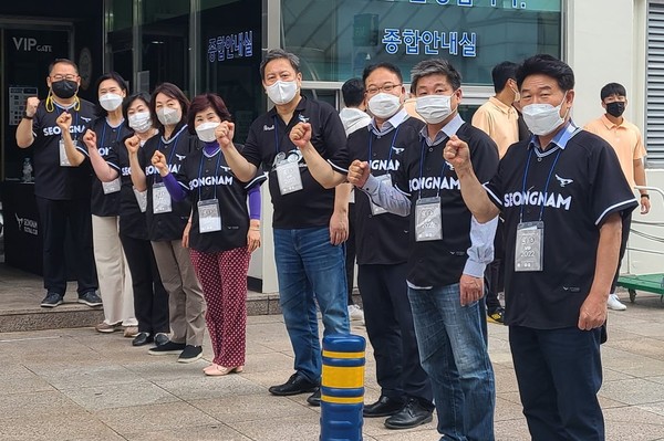 ▲ 성남시의회 더불어민주당협의회에서는 정치권으로 다시 끌어들인 성남FC를 응원하고자 지난 4일 울산과의 경기에 함께했다.