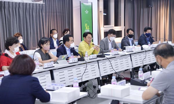 ▲ 광주시민단체협의회와 제1회 월요대화 진행하는 강기정 시장(오른쪽 네번째).