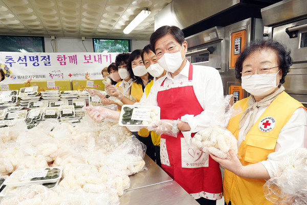 ▲ 이필형 동대문구청장(사진 오른쪽 두 번째)이 대한적십자봉사회 봉사자들과 함께 기념촬영을 하고 있다.