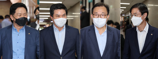 ▲ 국민의힘 김기현(왼쪽부터), 김태호, 이채익, 조경태 의원이 3선 이상 중진의원 간담회에 참석하고 있다. /뉴시스