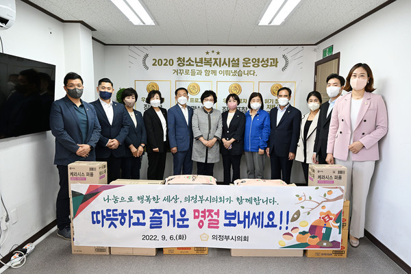 ▲ 추석맞이 사회복지시설 위문품 전달 모습.