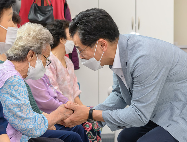▲ 지역 어르신과 인사중인 이기재 양천구청장.