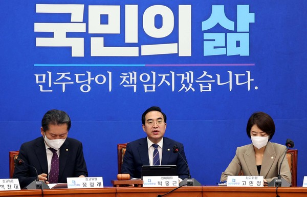 ▲ 박홍근(가운데) 민주당 원내대표가 최고위원회의에서 발언하고 있다. /뉴시스