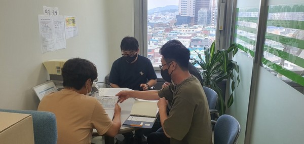 마포구 직원들이 동대문구청에 방문하여 우수정책 벤치마킹 관련 토론을 진행하고 있다.