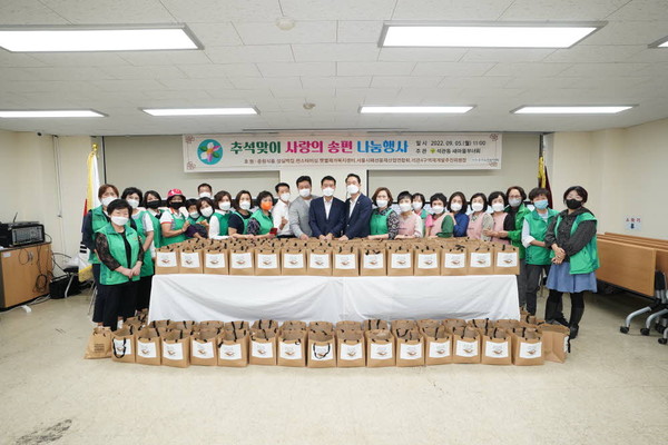 석관동 새마을부녀회, 추석맞이 송편 나눔 행사 개최