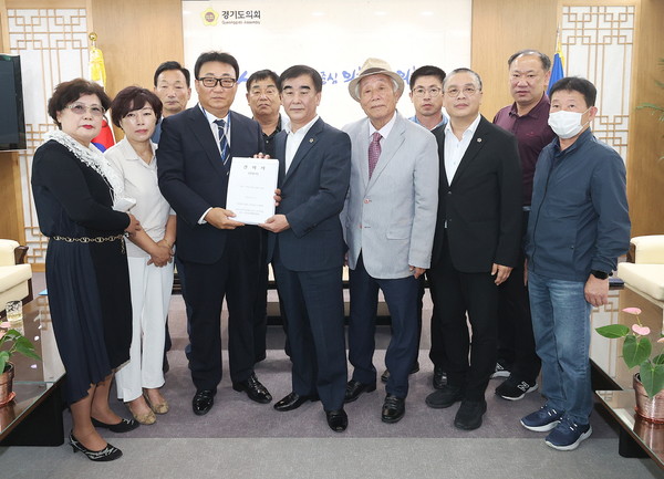 ▲ 염종현 의장, 남양주 지방도 387호선 화도-운수 확포장 공사 '조기착공' 건의서 전달 받는 모습.