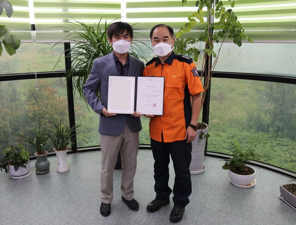 ▲ 시흥소방서(서장 한선)는 지난 13일 고려대학교 안산병원 응급의학과 김성진 교수를 시흥소방서 구급지도의사로 위촉했다고 밝혔다.