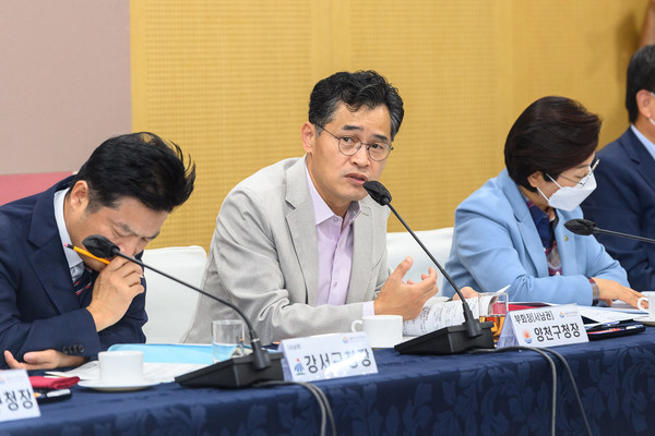 ▲ 서울시구청장협의회에서 안전진단 제도 개선안을 제안중인 이기재 양천구청장.