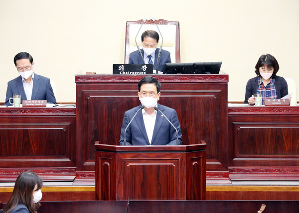 ▲ 제272회 제1차 정례회 제1차 본회의에서 이지석 의원이 제안 설명하는 모습.