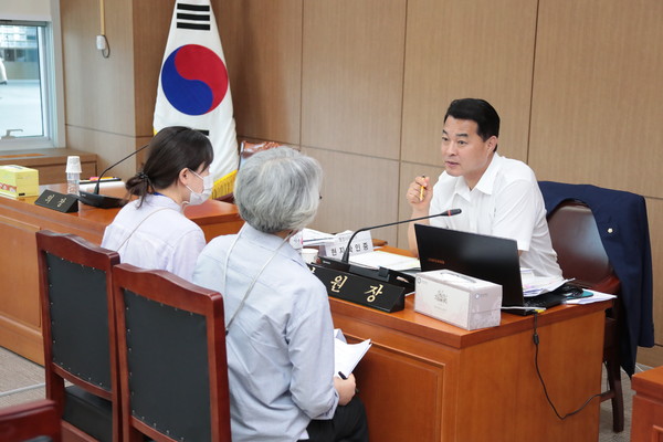 ▲ 김재국 행정사무감사특별위원장이 실무 공무원으로부터 감사요구 자료에 대해 설명듣고 있다.