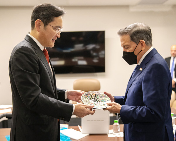 ▲ 이재용 삼성전자 부회장이 13일 파나마 파나마시티 대통령궁을 찾아 라우렌티노 코르티소 파나마 대통령과 인사를 나누고 있다./뉴시스