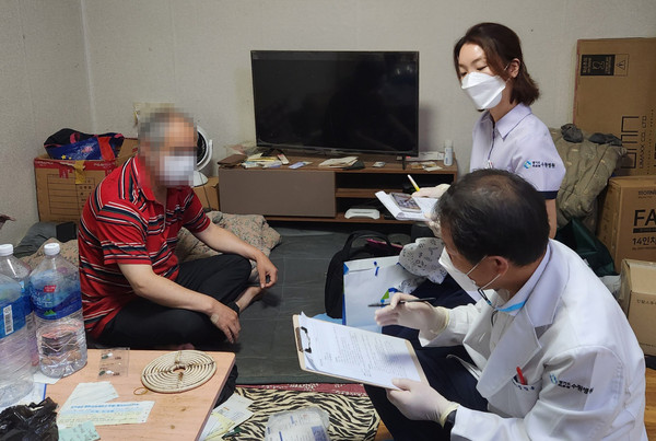 ▲ 경기도의료원 수원병원 취약계층 의료서비스를 위한 가정방문시행.