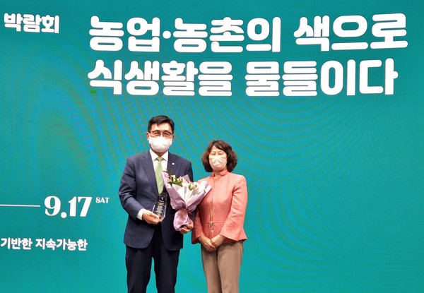 ▲ 한국농수산식품유통공사 김춘진 사장, 바른 식생활 확산 공로로 감사패 수령.